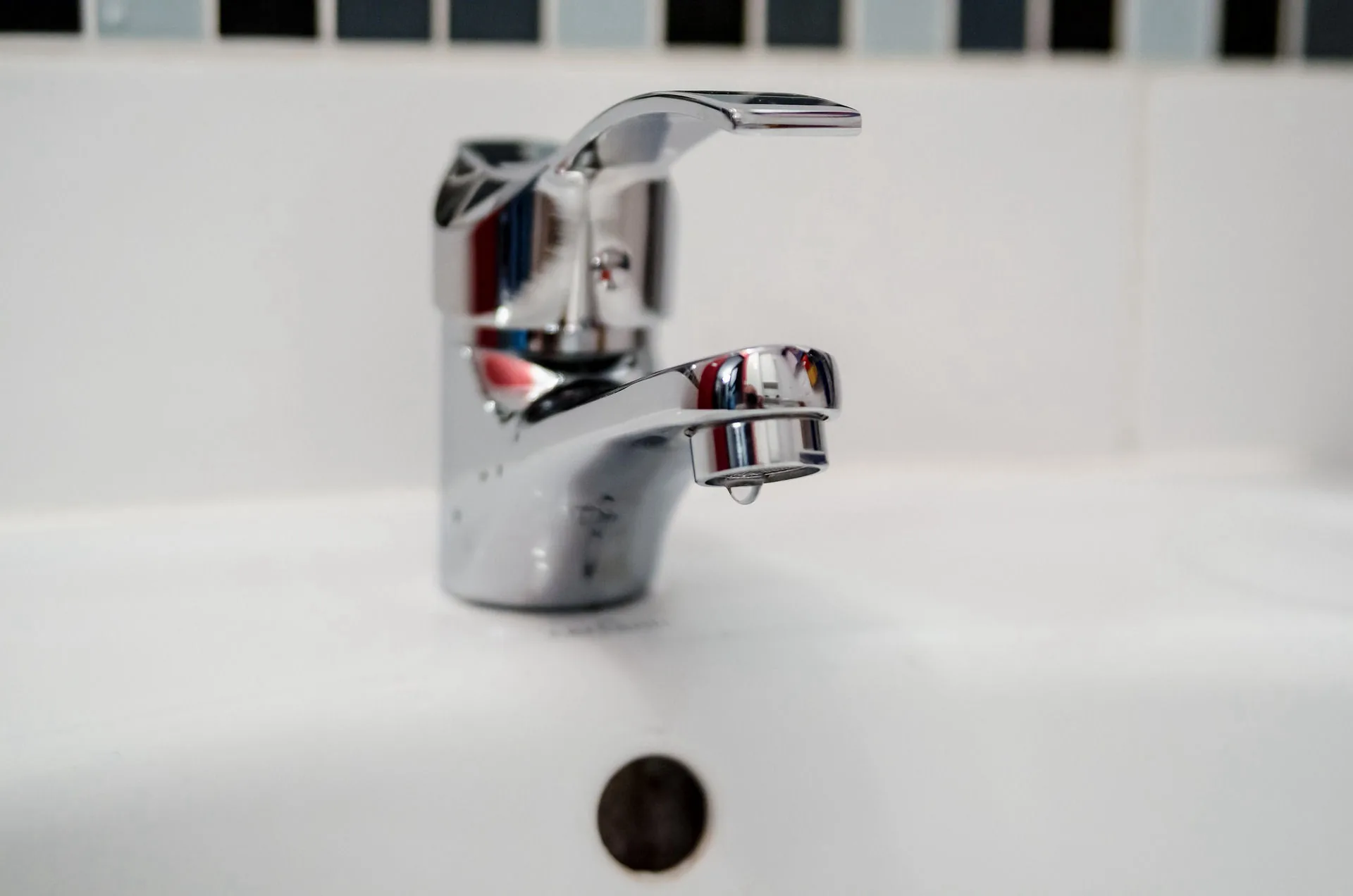 Fontanero profesional con cinturón de herramientas en taller de fontanería Santiago